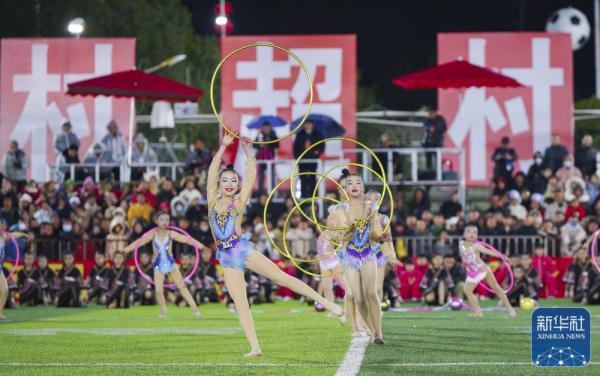 侗寨女孩追梦“村超村晚” 侗寨女孩追梦“村超村晚”