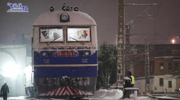 迎战雨雪冰冻！铁路人守护旅客平安回家路