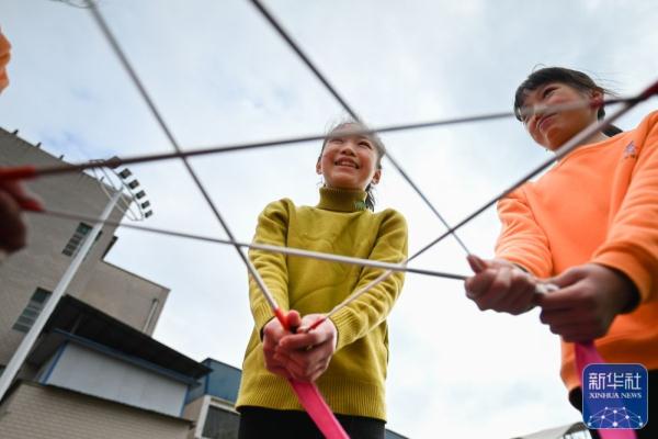 侗寨女孩追梦“村超村晚” 侗寨女孩追梦“村超村晚”