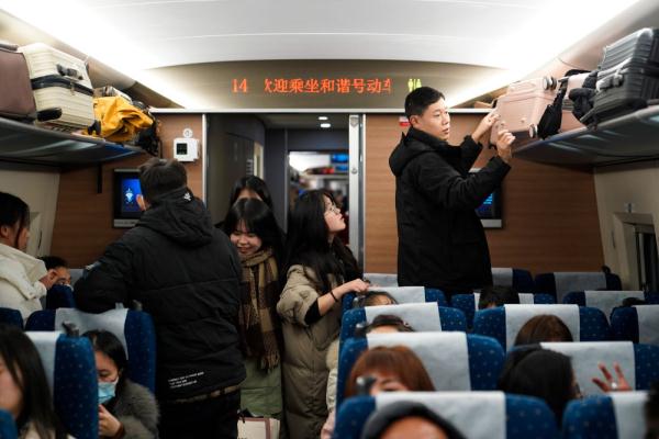 夜幕下的“红眼高铁” 满载乡愁的归家路