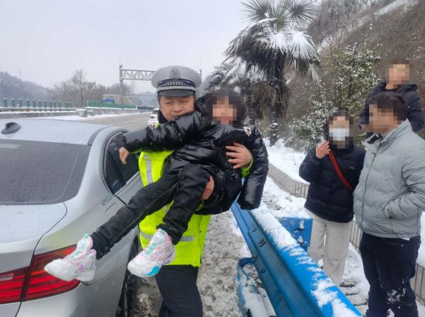 还将有暴雪、冻雨！湖北各地交警全力迎战
