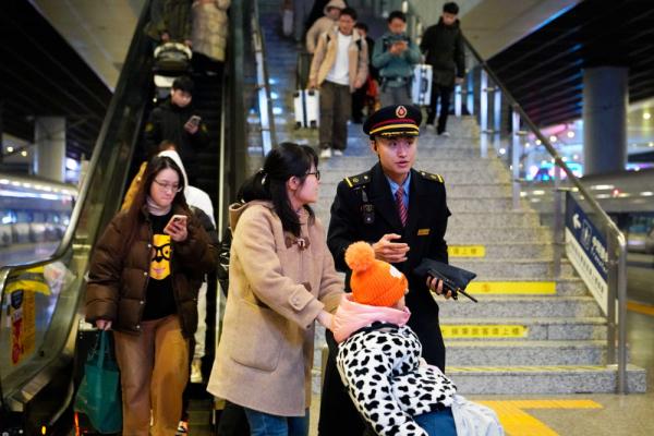 夜幕下的“红眼高铁” 满载乡愁的归家路