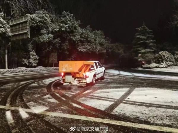 除冰雪,保通畅!他们通宵守护“宁” 除冰雪,保通畅!他们通宵守护“宁”