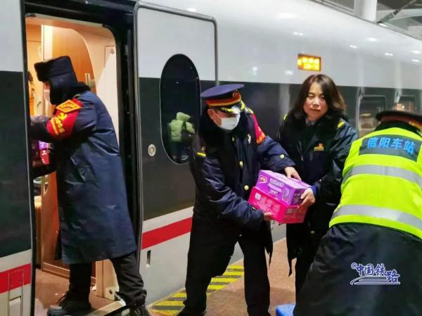 迎战雨雪冰冻！铁路人守护旅客平安回家路