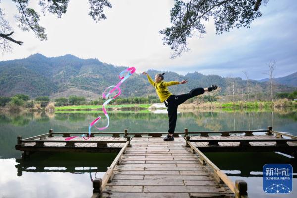 侗寨女孩追梦“村超村晚” 侗寨女孩追梦“村超村晚”