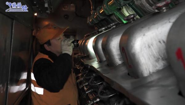 迎战雨雪冰冻！铁路人守护旅客平安回家路