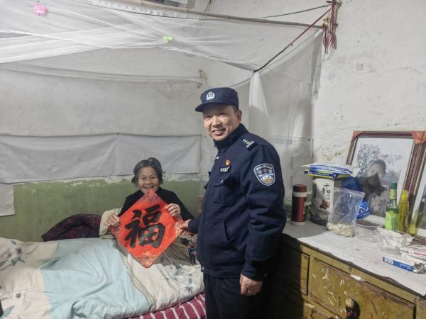 “暖警”老朱雪后巡村