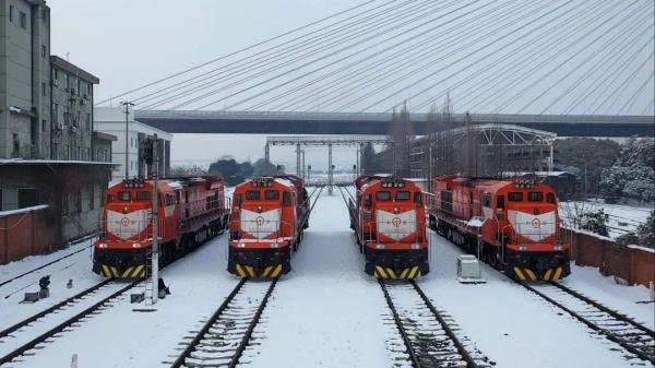 为什么下冻雨，火车会“一路火花带闪电”？