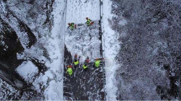重庆黔江:低温雨雪冰冻天气持续 全力以赴清雪除冰 重庆黔江:低温雨雪冰冻天气持续 全力以赴清雪除冰
