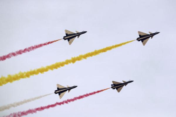 中国空军八一飞行表演队在沙特世界防务展进行飞行表演