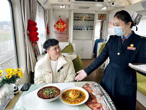 回锅肉拌面、三椒水煮肉片、五彩土豆泥……这些在列车上也能吃到！