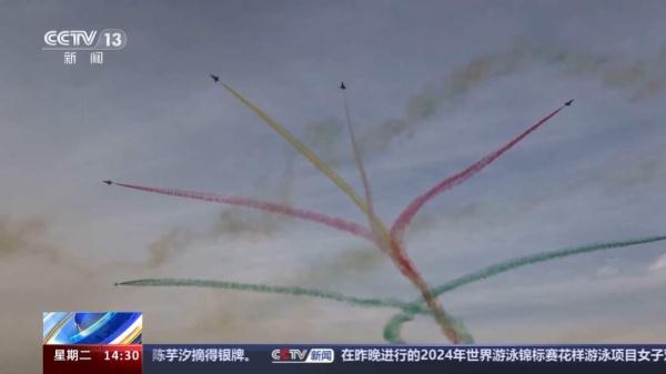 视觉盛宴！八一飞行表演队亮相沙特国际防务展