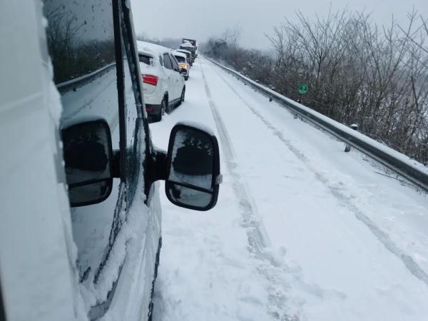 被困高速,房车车主摆起免费“烤肠摊” 被困高速,房车车主摆起免费“烤肠摊”