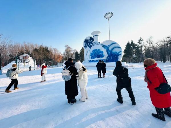 雪博会惊现“青花瓷”,网友:哈尔滨是懂审美的 雪博会惊现“青花瓷”,网友:哈尔滨是懂审美的