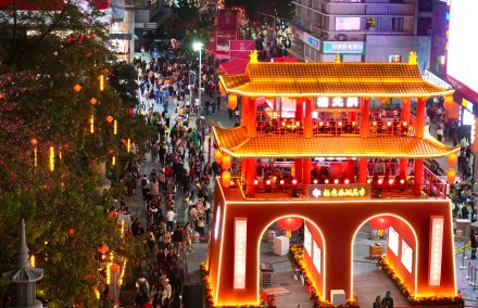 百年花市广州越秀西湖花市亮灯 明早正式开市持续4天