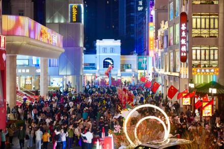 百年花市广州越秀西湖花市亮灯 明早正式开市持续4天