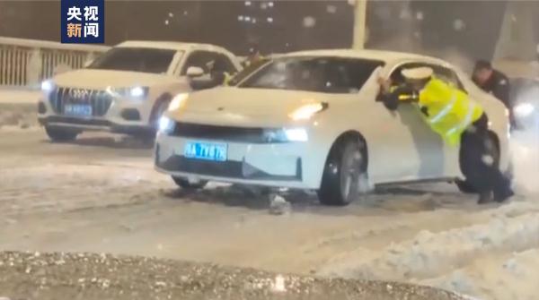 跪雪地上垫麻袋、被尾气熏到吐，全网点赞的摔跤哥找到了！