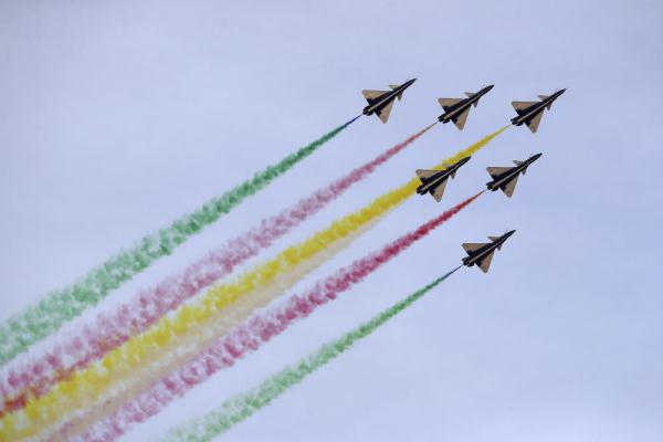 中国空军八一飞行表演队在沙特世界防务展进行飞行表演