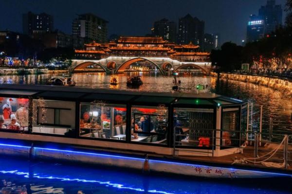 吃火锅 游锦江 成都水上火锅船开启夜间消费新场景
