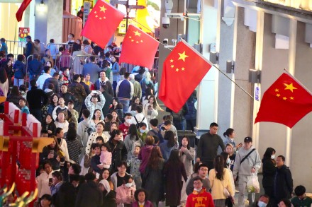 百年花市广州越秀西湖花市亮灯 明早正式开市持续4天