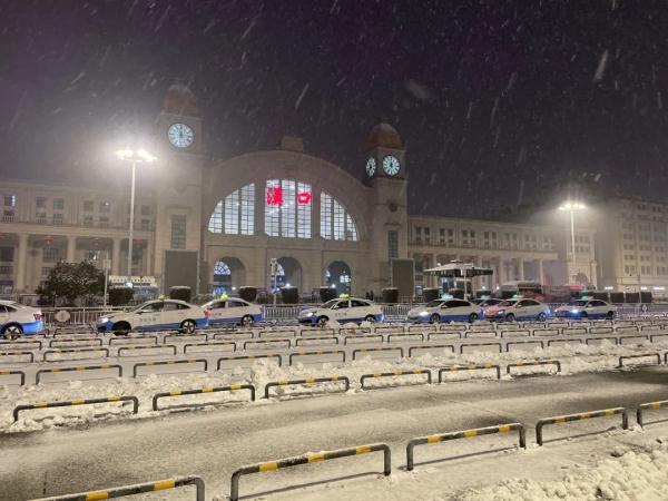寒夜风雪，他们在火车站、飞机场接你回家……