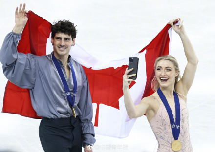 四大洲花滑锦标赛落幕 冰舞选手为观众送“福”字