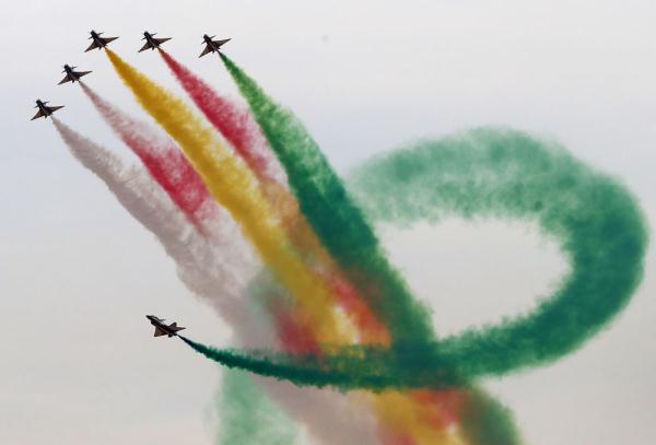 中国空军八一飞行表演队在沙特世界防务展进行飞行表演