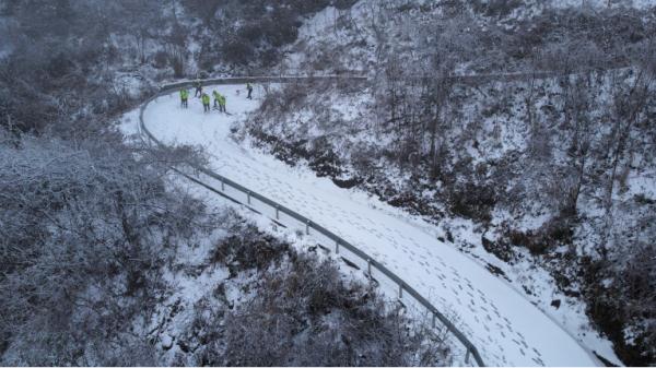 重庆黔江:低温雨雪冰冻天气持续 全力以赴清雪除冰 重庆黔江:低温雨雪冰冻天气持续 全力以赴清雪除冰