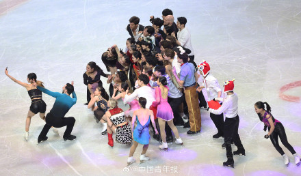 四大洲花滑锦标赛落幕 冰舞选手为观众送“福”字