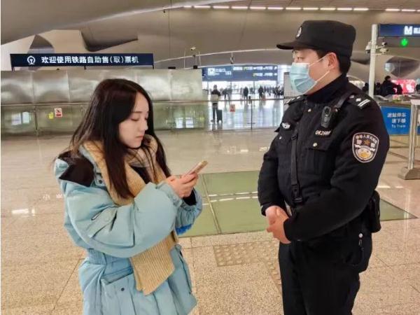 风雪中，武汉警方为滞留旅客提供暖心服务