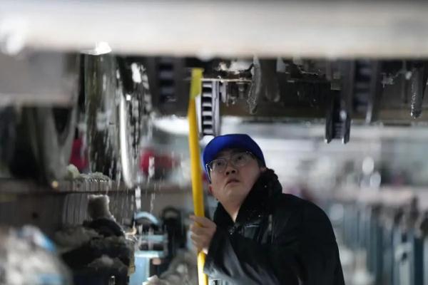 除雪打冰！让高铁列车“满血复活”