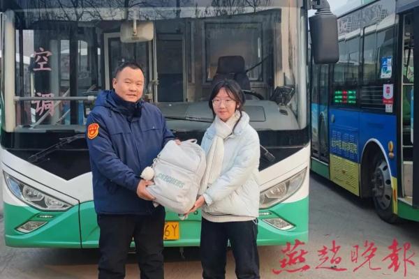 三万元现金遗落公交车公交司机捡到及时归还 三万元现金遗落公交车公交司机捡到及时归还