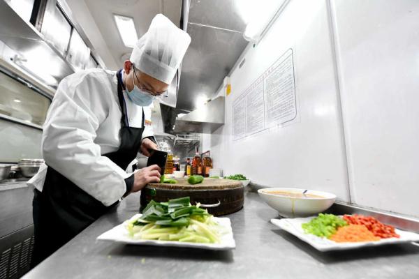 回锅肉拌面、三椒水煮肉片、五彩土豆泥……这些在列车上也能吃到！