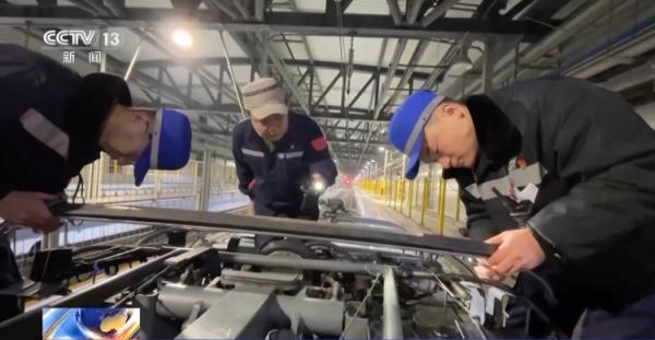 雨雪天气高铁接触网结冰怎么办?背后有这样一群人彻夜除冰护平安…… 雨雪天气高铁接触网结冰怎么办?背后有这样一群人彻夜除冰护平安……