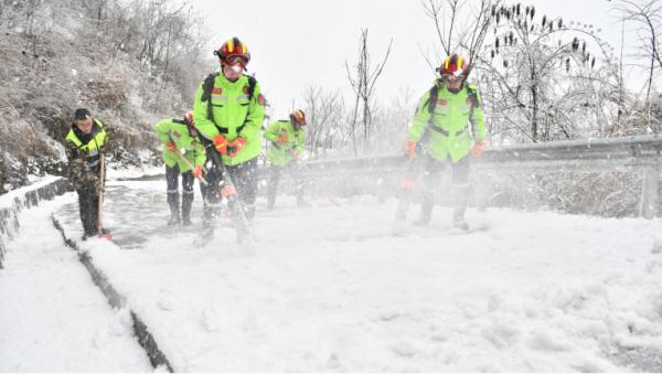 重庆黔江:低温雨雪冰冻天气持续 全力以赴清雪除冰 重庆黔江:低温雨雪冰冻天气持续 全力以赴清雪除冰