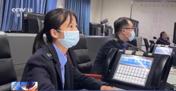 雨雪天气高铁接触网结冰怎么办?背后有这样一群人彻夜除冰护平安…… 雨雪天气高铁接触网结冰怎么办?背后有这样一群人彻夜除冰护平安……