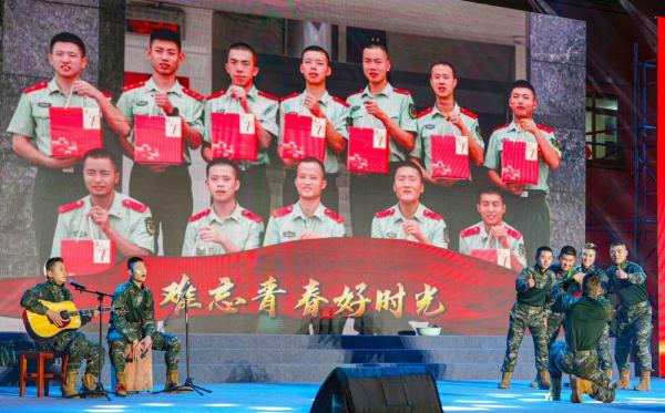 快过年了，这个军营好闹热！