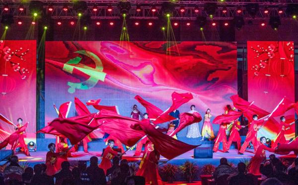 快过年了，这个军营好闹热！