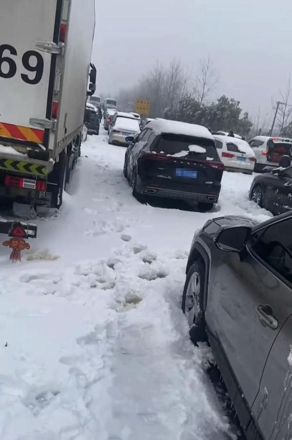 暴雪冻雨中，他们困在湖北高速上