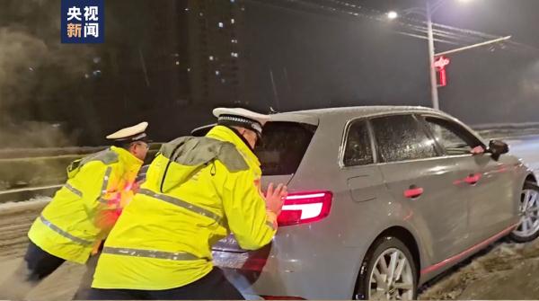 跪雪地上垫麻袋、被尾气熏到吐，全网点赞的摔跤哥找到了！