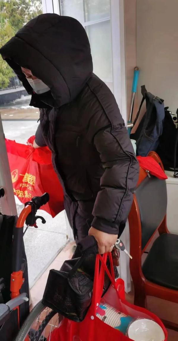 大雪天,武汉人把锅端到火车站 大雪天,武汉人把锅端到火车站