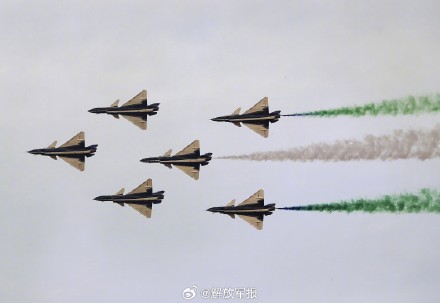 视觉盛宴!中国空军八一飞行表演队在沙特世界防务展进行飞行表演 视觉盛宴!中国空军八一飞行表演队在沙特世界防务展进行飞行表演