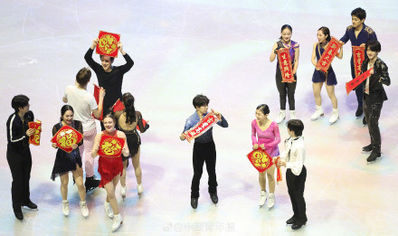 四大洲花滑锦标赛落幕 冰舞选手为观众送“福”字