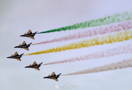 视觉盛宴!中国空军八一飞行表演队在沙特世界防务展进行飞行表演 视觉盛宴!中国空军八一飞行表演队在沙特世界防务展进行飞行表演