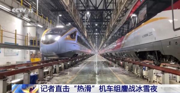 雨雪天气高铁接触网结冰怎么办?背后有这样一群人彻夜除冰护平安…… 雨雪天气高铁接触网结冰怎么办?背后有这样一群人彻夜除冰护平安……