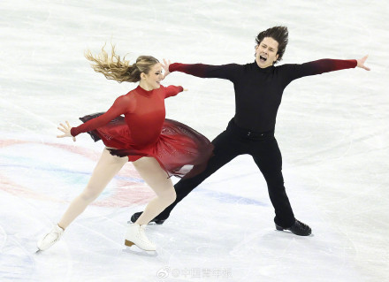 四大洲花滑锦标赛落幕 冰舞选手为观众送“福”字