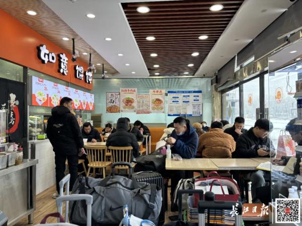 大雪天,武汉人把锅端到火车站 大雪天,武汉人把锅端到火车站