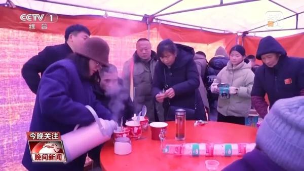 “到我们家了,肯定不能让大家冻着饿着” “到我们家了,肯定不能让大家冻着饿着”