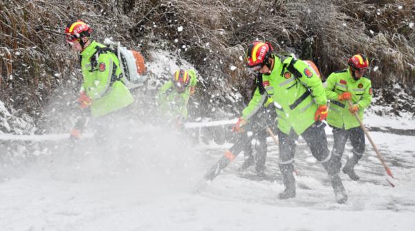 重庆黔江:低温雨雪冰冻天气持续 全力以赴清雪除冰 重庆黔江:低温雨雪冰冻天气持续 全力以赴清雪除冰