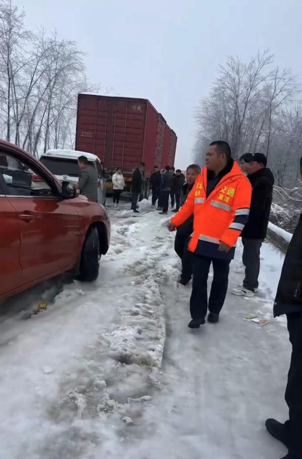 暴雪冻雨中，他们困在湖北高速上